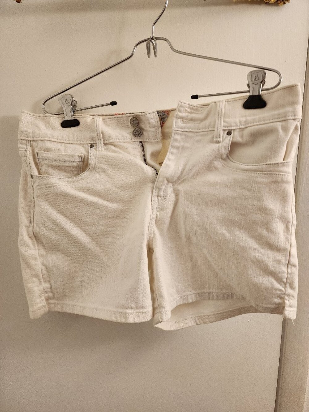 Levi’s Size 8 White Denim Shorts Stretch Mid Rise Classic